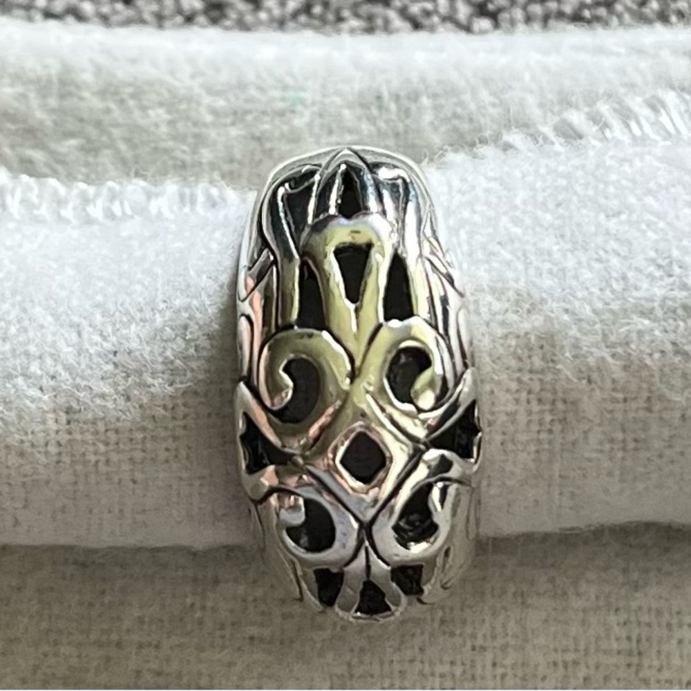 EUC Premier Designs silver ring size 7.